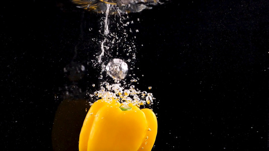 黄甜椒蔬菜入水造型1000帧升格视频视频