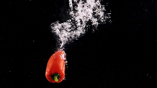 红尖椒蔬菜入水造型1000帧升格视频视频