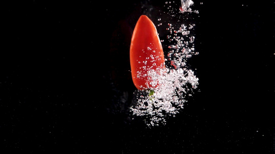 红辣椒蔬菜入水造型1000帧升格视频视频
