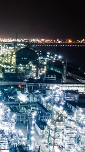 航拍石油化工厂工业生产污染排放夜景延时摄影钢铁厂10秒视频