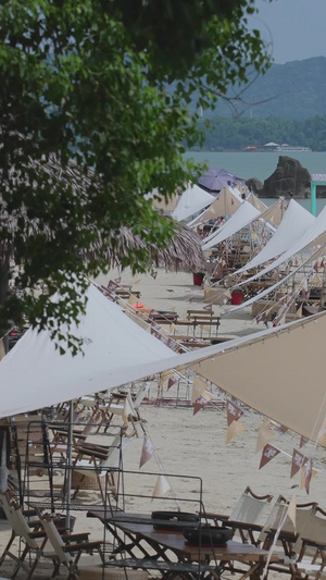 城市海边夏天沙滩休闲娱乐亲子遮阳伞海滩素材城市素材51秒视频