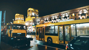 欧洲海外夜晚城市街道保洁除雪车13秒视频