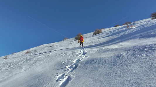 实拍攀登雪山画面视频
