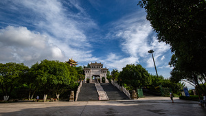 重庆鸿恩寺公园入口鸿顶云霞蓝天白云移动延迟10秒视频