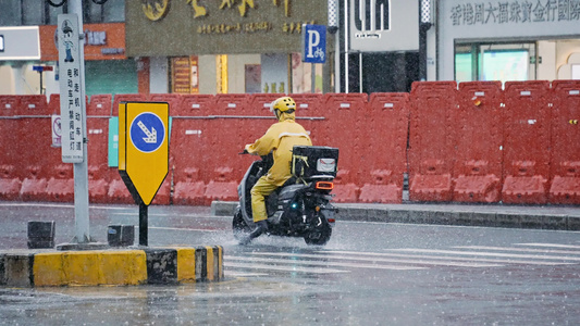 4K升格雨天骑电动车的外卖员视频