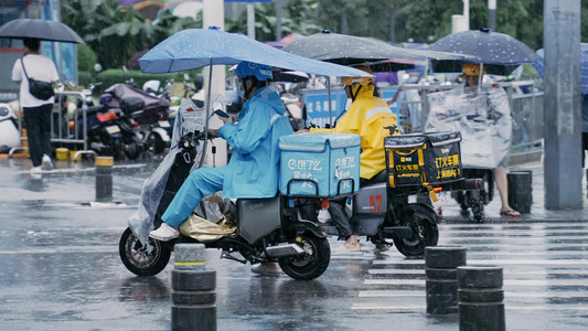 4K升格雨天骑电动车的外卖员视频