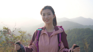 女生登山者爬山微笑笑容形象10秒视频