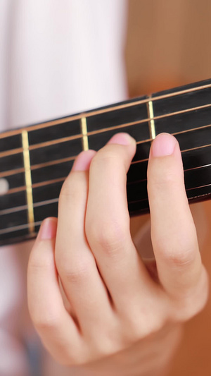 弹吉他按和弦素质教育14秒视频