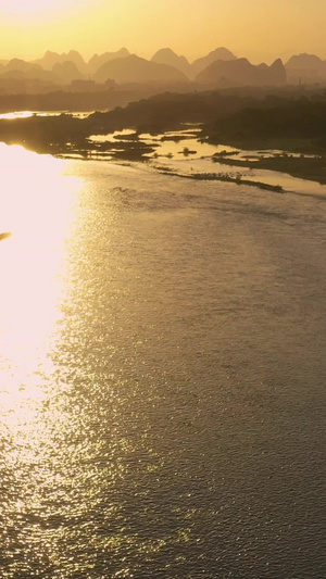 夕阳下波光粼粼的水面航拍夕阳黄昏49秒视频