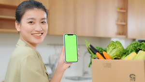 女人居家用手机下单买菜展示手机11秒视频