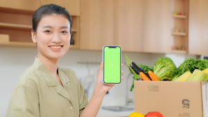 女人居家用手机下单买菜展示手机12秒视频