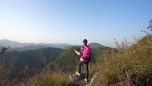 手拿登山杖户外登山女性背影形象视频