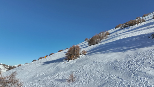 实拍攀登雪山画面视频