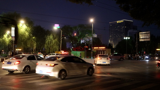 晚上城市夜景下交通车流视频