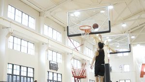 室内篮球场男生反向训练打球10秒视频