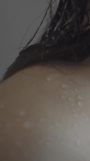 美女淋浴沐浴露洗发水广告空境洗浴广告牌20秒视频