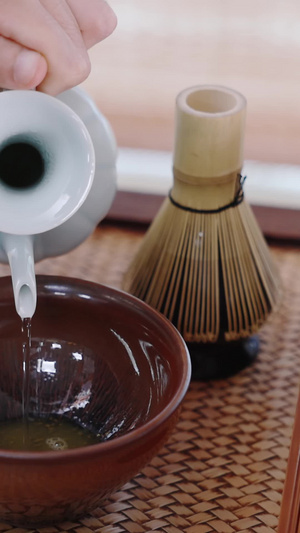 茶艺师在手工搅拌茶水搅拌器23秒视频