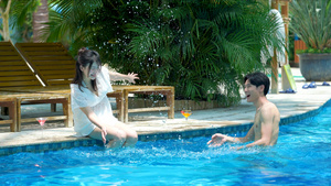 4k夏日泳装情侣在泳池玩水16秒视频