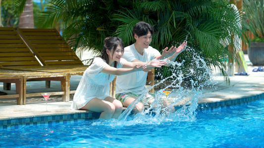 4k泳装情侣在泳池边玩耍视频