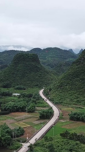 小车在桂林喀斯特地貌中的公路上缓缓行驶大自然30秒视频