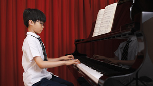 男孩练习钢琴13秒视频