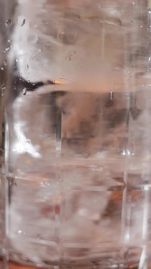 调酒师搅拌冰块玻璃杯19秒视频