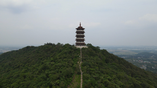 航拍湖北襄阳古隆中旅游景区卧龙遗址登山的道路视频