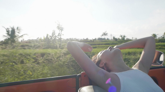 坐在敞篷车里伸手拥抱自然兜风的女生视频