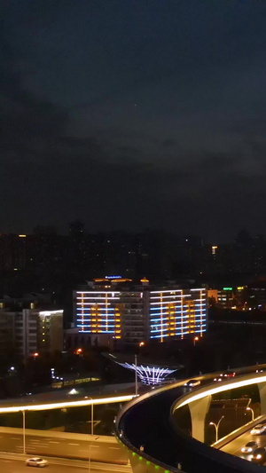 航拍风光城市夜景立体交通道路夜景川流不息的车流城市堵车素材城市建设32秒视频