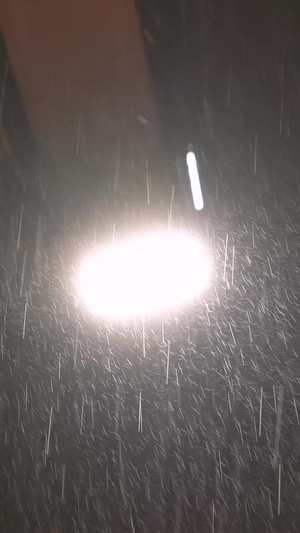 素材慢镜头升格拍摄城市雨季夜晚路灯雨水雨滴慢动作51秒视频