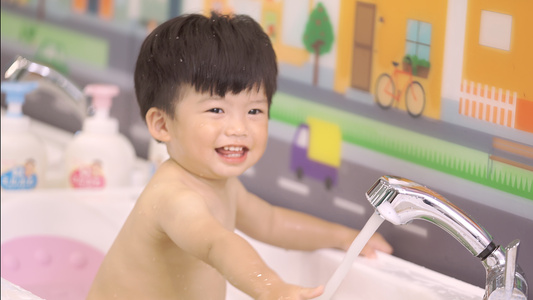 婴儿洗澡玩耍视频