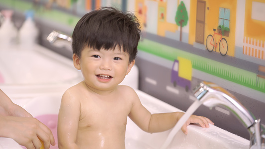 婴儿洗澡视频