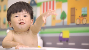 婴儿澡盆里的宝宝7秒视频