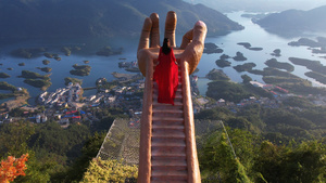 航拍湖北4A级旅游景区仙岛湖网红打卡地红裙少女背影4k素材70秒视频