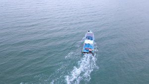 航拍蓝色海洋上出海打渔的渔民4k素材53秒视频
