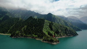 航拍5A景点新疆天山天池景区大天池与延绵山脉视频53秒视频