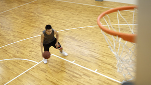 室内篮球场男生突破自我训练篮球15秒视频