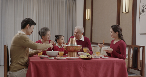 一家人春节团聚吃年夜饭视频