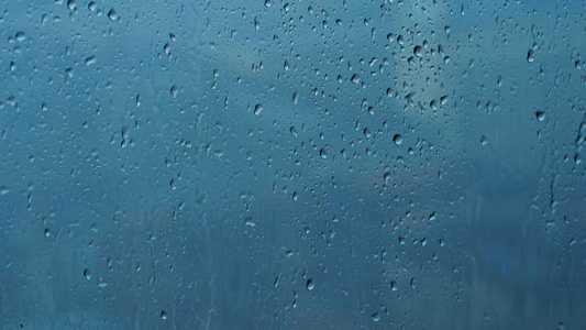 4K窗外雨滴下雨天梅雨季节玻璃窗上的水滴水珠视频