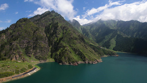 航拍5A新疆天山天池景区大天池与延绵的山脉视频75秒视频