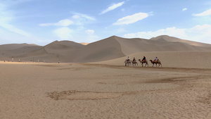 甘肃著名旅游景点鸣沙山沙漠骆驼视频31秒视频