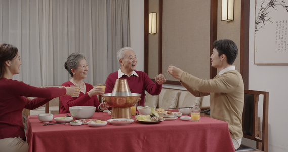 春节一家人团聚吃年夜饭视频