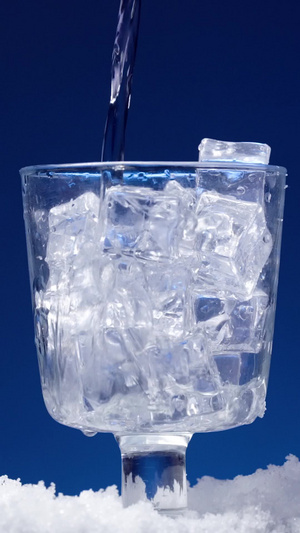 冰块雪花烈酒饮料倒入玻璃杯苏打水17秒视频