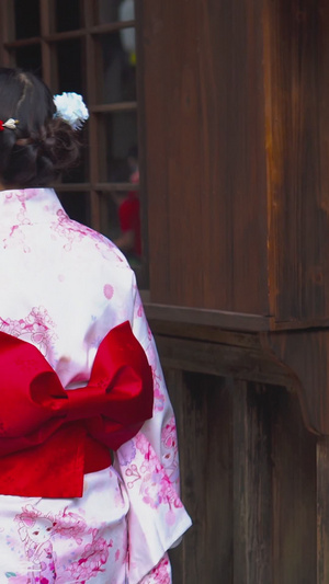 日式和服女性逛街背影女性背影26秒视频