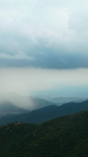 航拍山顶上远处下雨43秒视频