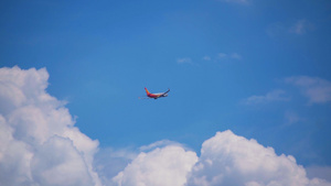 4k各型号航班在蓝天白云下飞行20秒视频