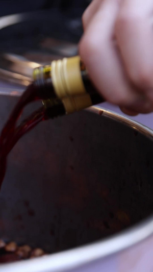 倒红酒煮红酒调味酒11秒视频