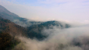 站在山顶看云雾的延时流动19秒视频