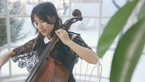 4K年轻女性演奏大提琴（含琴声）16秒视频