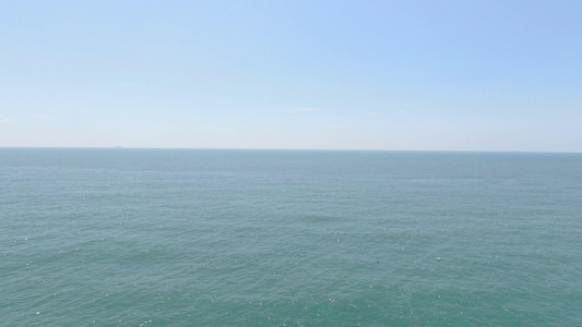 4K航拍蓝色大海海岸线[海是]视频
